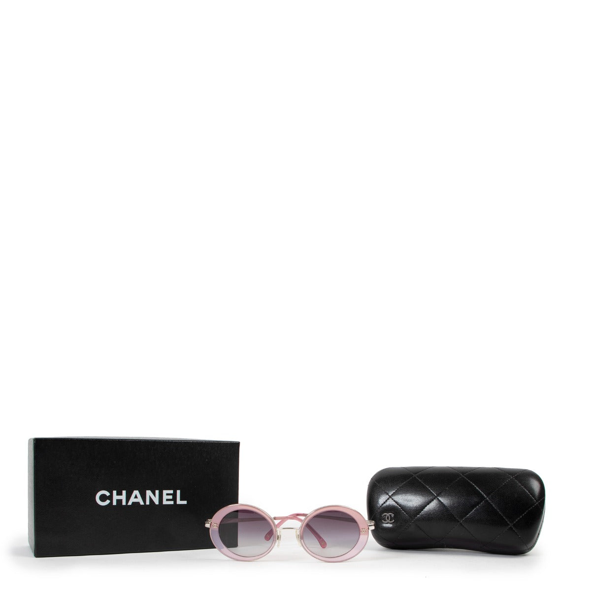 Shop now your favorite 100% authentic Chanel accesoires, at Labellov.