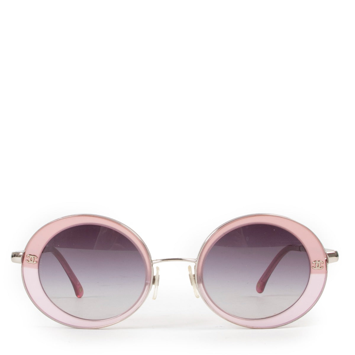 Shop now your favorite 100% authentic Chanel accesoires, at Labellov.