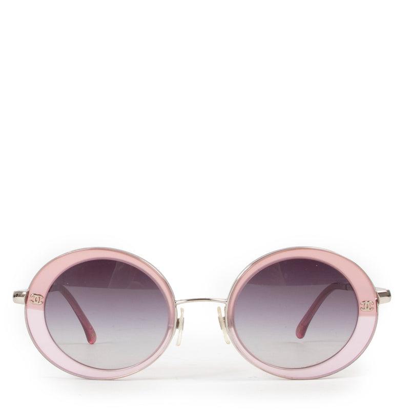 Shop now your favorite 100% authentic Chanel accesoires, at Labellov.