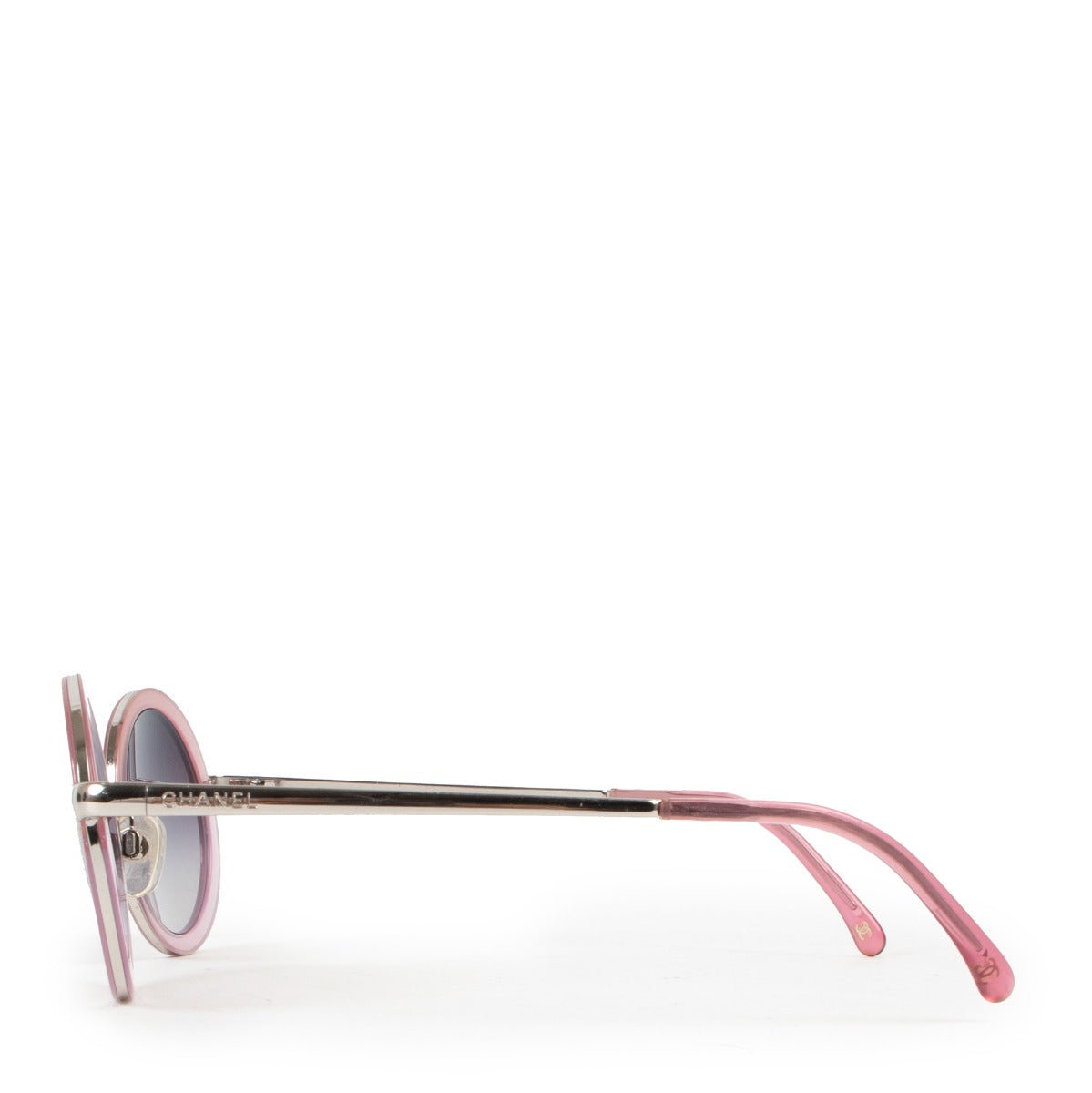 Shop now your favorite 100% authentic Chanel accesoires, at Labellov.