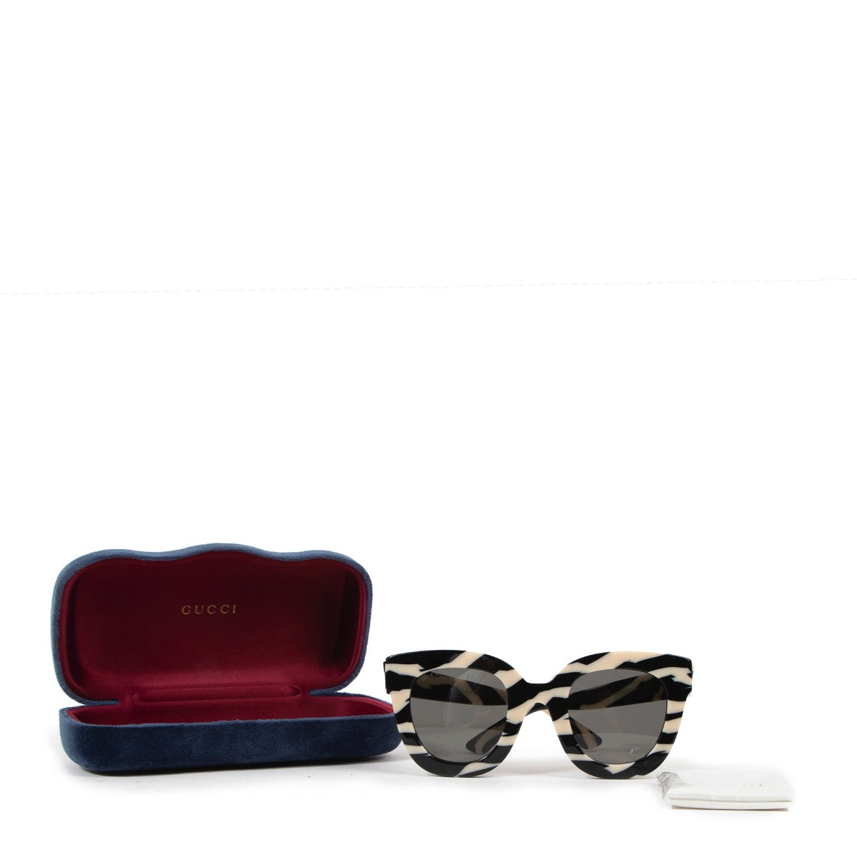 Shop safe online at Labellov in Antwerp this 100% authentic second hand Gucci Black and White Printed Sunglasses