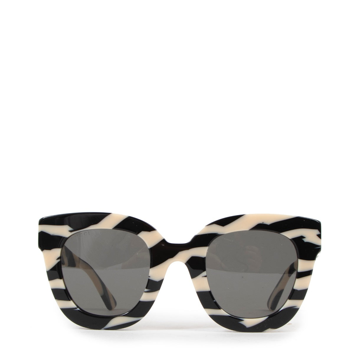 Shop safe online at Labellov in Antwerp this 100% authentic second hand Gucci Black and White Printed Sunglasses