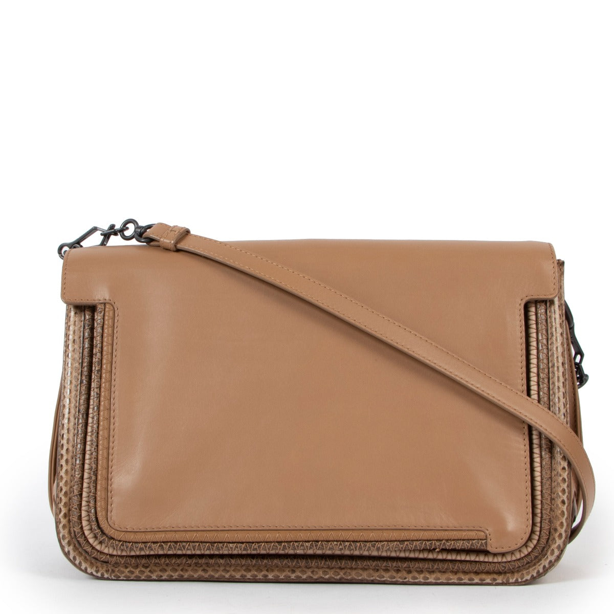 Buy online a authentic second hand Bottega Veneta Desert brown crossbody in good condition at labellov in Antwerp.
