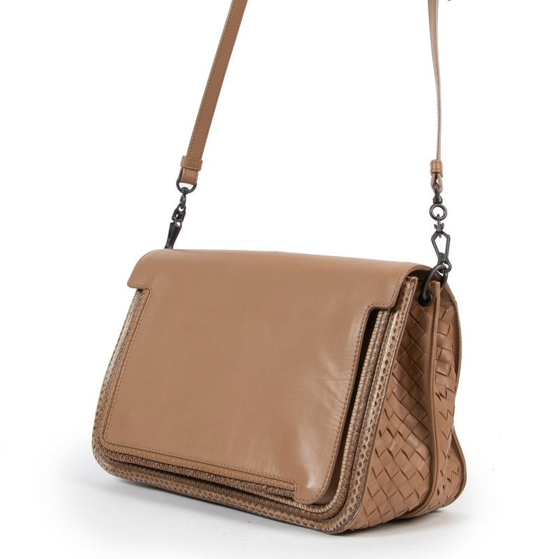 Buy online a authentic second hand Bottega Veneta Desert brown crossbody in good condition at labellov in Antwerp.
