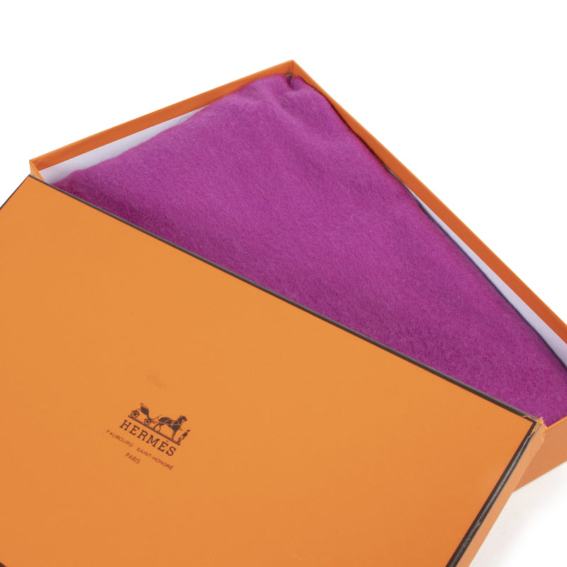 Hermès Rose Pourpre Cashmere Scarf aan de beste prjs bij Labellov tweedehands luxe in Antwerpen
