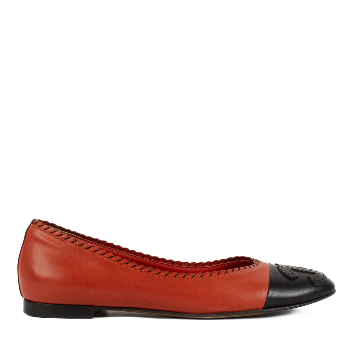 Shop safe online at Labellov in Antwerp, Brussels and Knokke this 100% authentic second hand Chanel Black & Red Ballet Flats - size 36,5