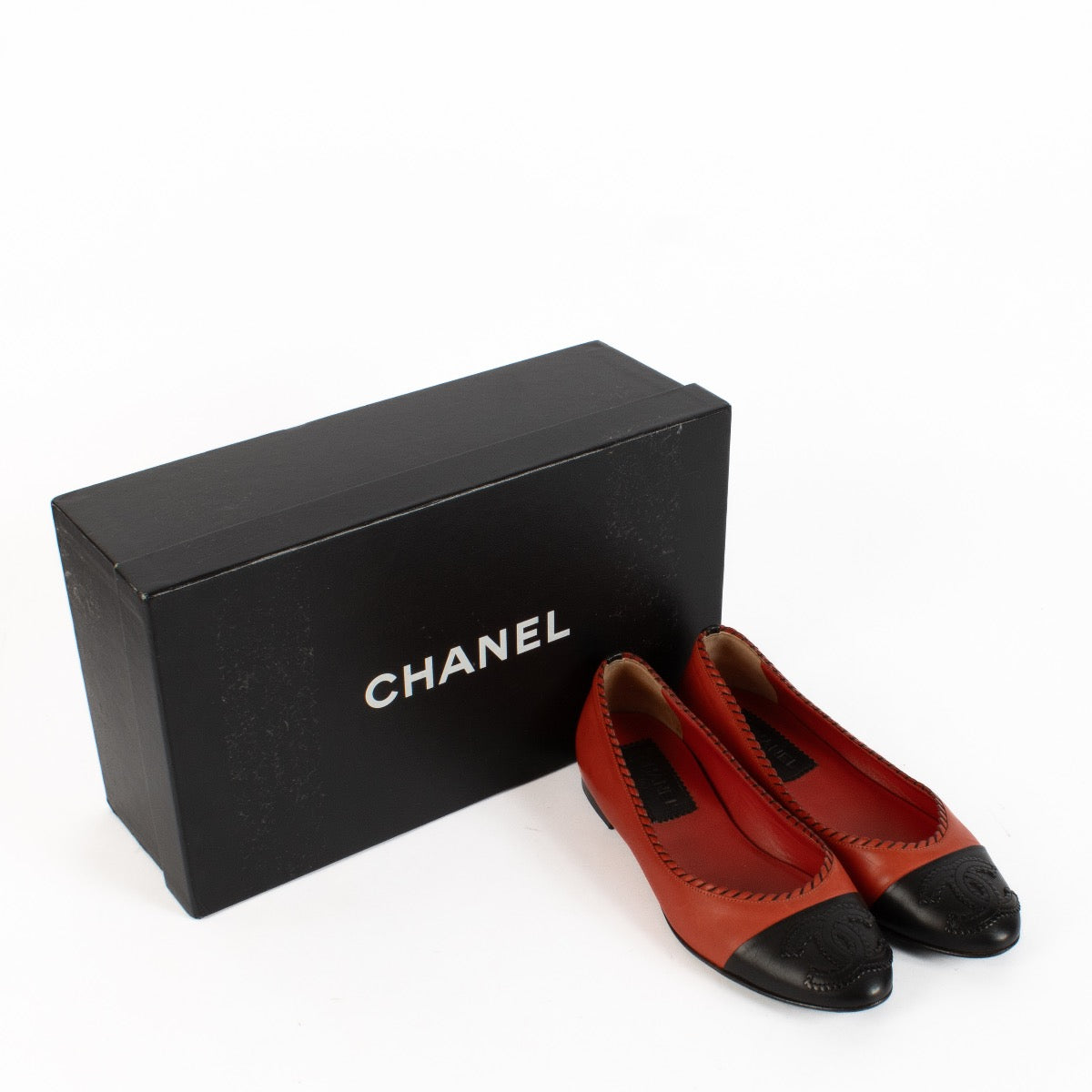 Shop safe online at Labellov in Antwerp, Brussels and Knokke this 100% authentic second hand Chanel Black & Red Ballet Flats - size 36,5