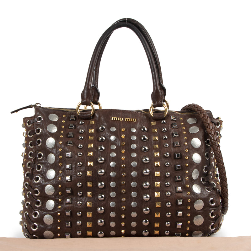 Authentieke Tweedehands Miu Miu Brown Leather Studded Shoulder Bag juiste prijs veilig online shoppen luxe merken webshop winkelen Antwerpen België mode fashion