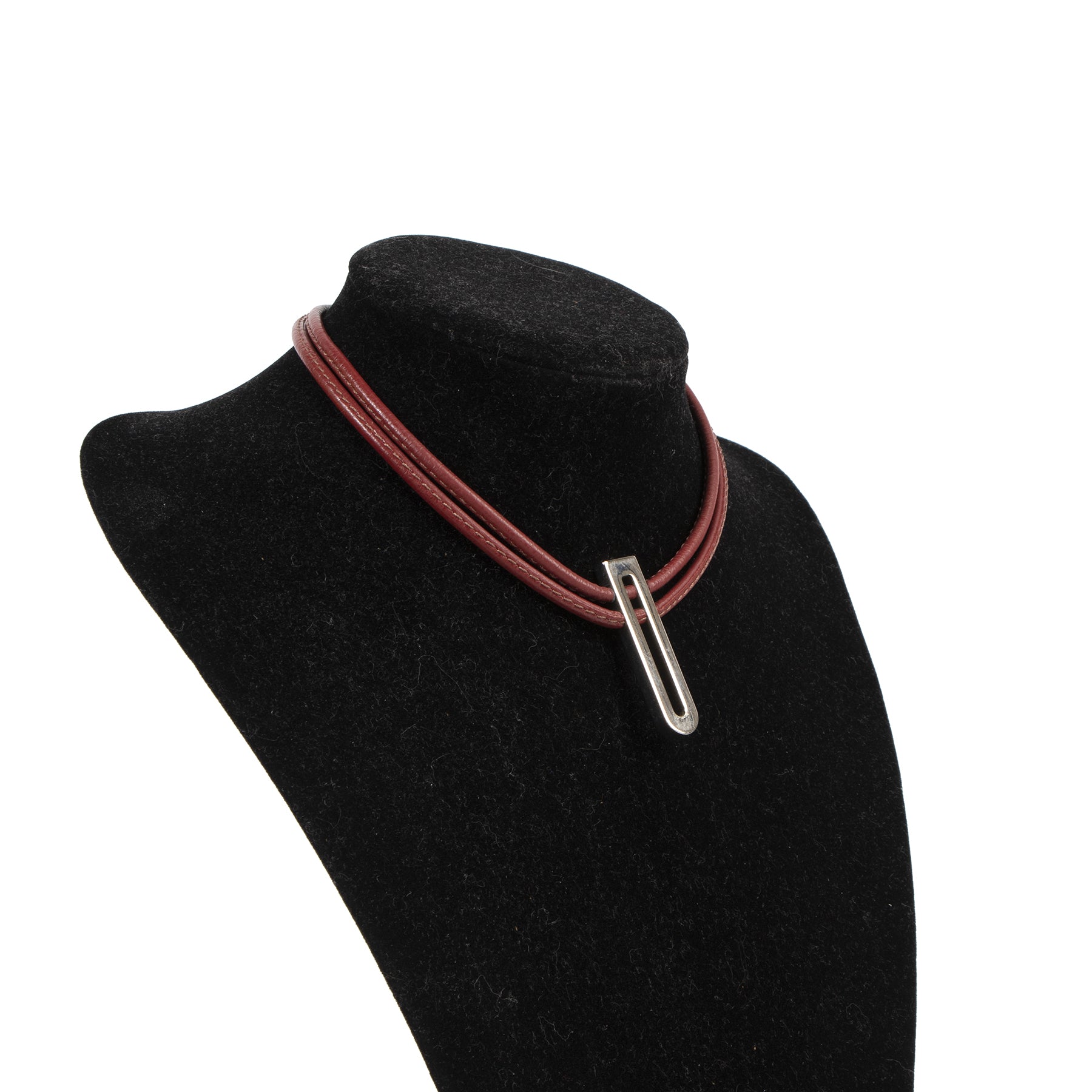 Delvaux Burgundy D Necklace tweedehands luxe in Anterpe.