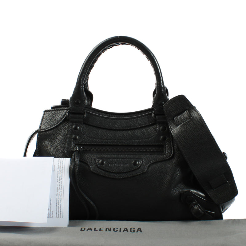 Balenciaga All Black Neo City Small Shoulder Bag aan de beste prijs bij Labellov tweedehands luxe.