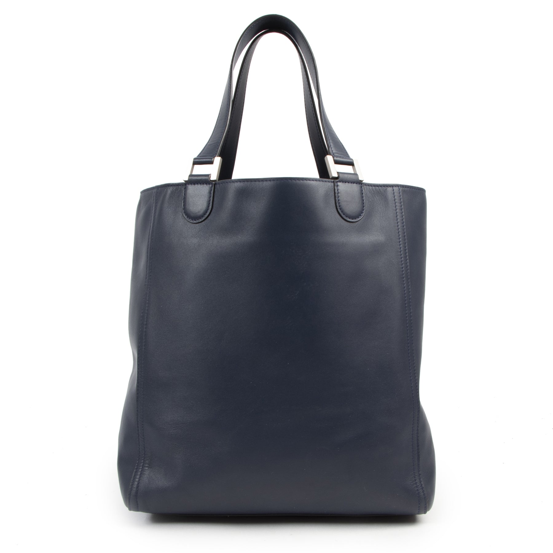 Delvaux Navy Tote Shoulder Bag. Authentieke tweedehands Delvaux handtassen bij LabelLOV Antwerpen. Authentique seconde-main luxury en ligne webshop LabelLOV. Authentic preloved Delvaux handbags at LabelLOV Antwerp.