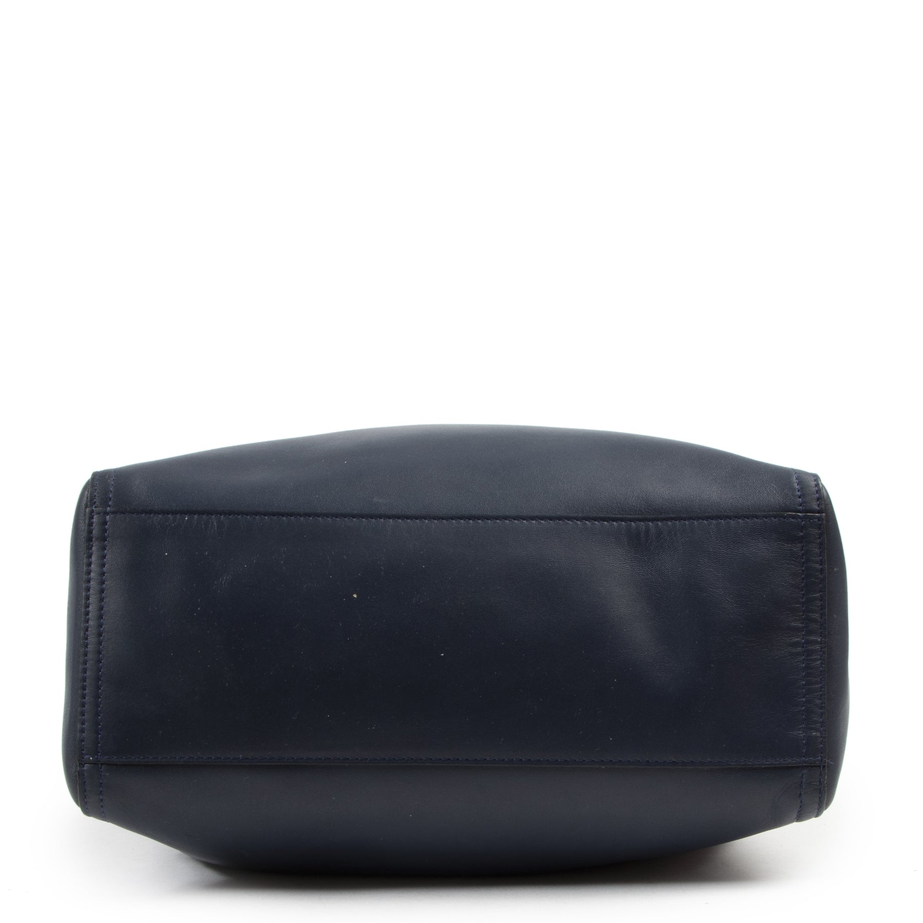 Delvaux Navy Tote Shoulder Bag. Authentieke tweedehands Delvaux handtassen bij LabelLOV Antwerpen. Authentique seconde-main luxury en ligne webshop LabelLOV. Authentic preloved Delvaux handbags at LabelLOV Antwerp.