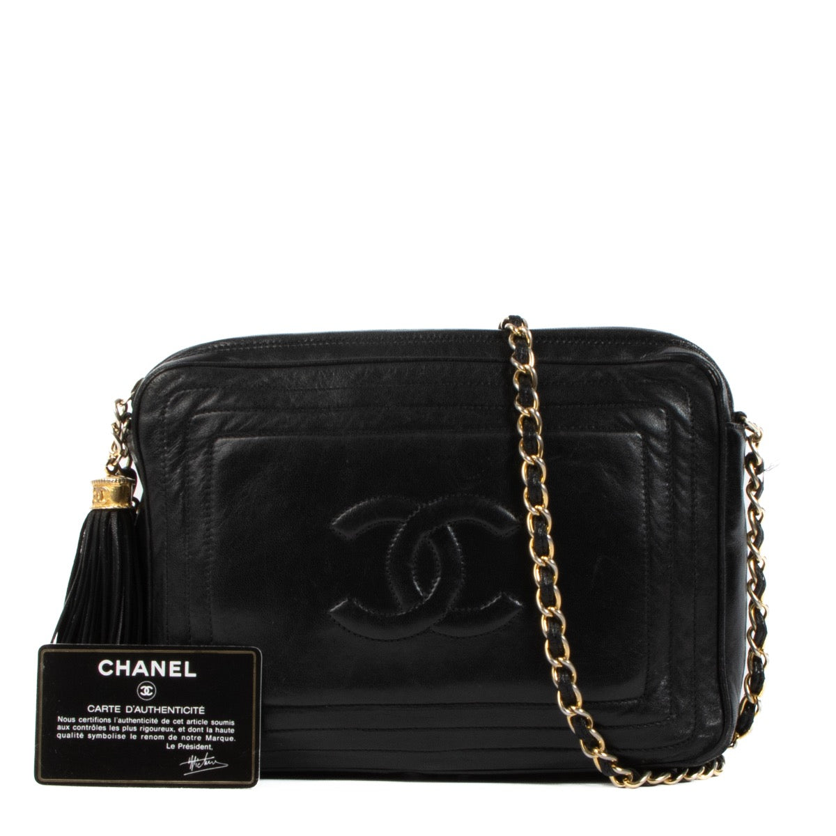 Shop safe online at Labellov in Antwerp, Brussels and Knokke this 100% authentic second hand Chanel Black Lambskin Vintage Camera Bag