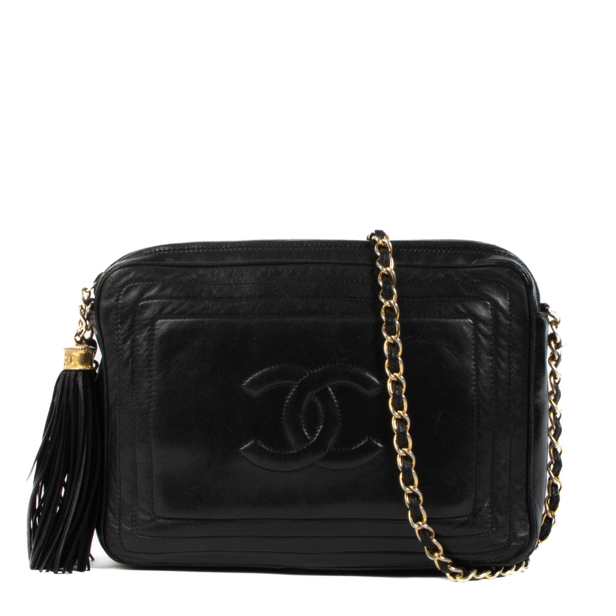 Shop safe online at Labellov in Antwerp, Brussels and Knokke this 100% authentic second hand Chanel Black Lambskin Vintage Camera Bag