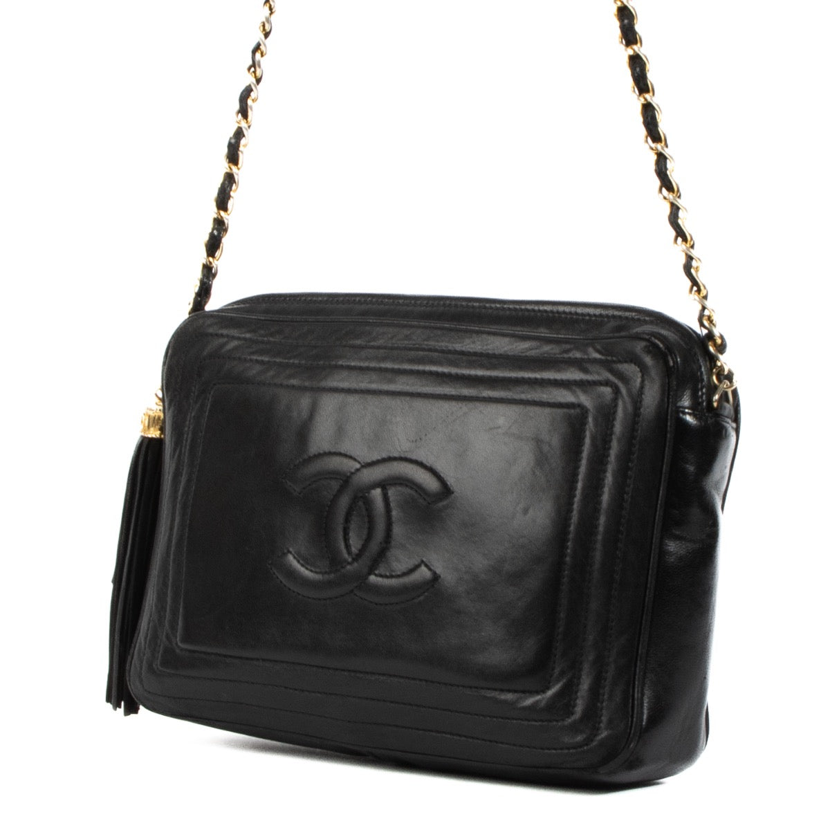 Shop safe online at Labellov in Antwerp, Brussels and Knokke this 100% authentic second hand Chanel Black Lambskin Vintage Camera Bag