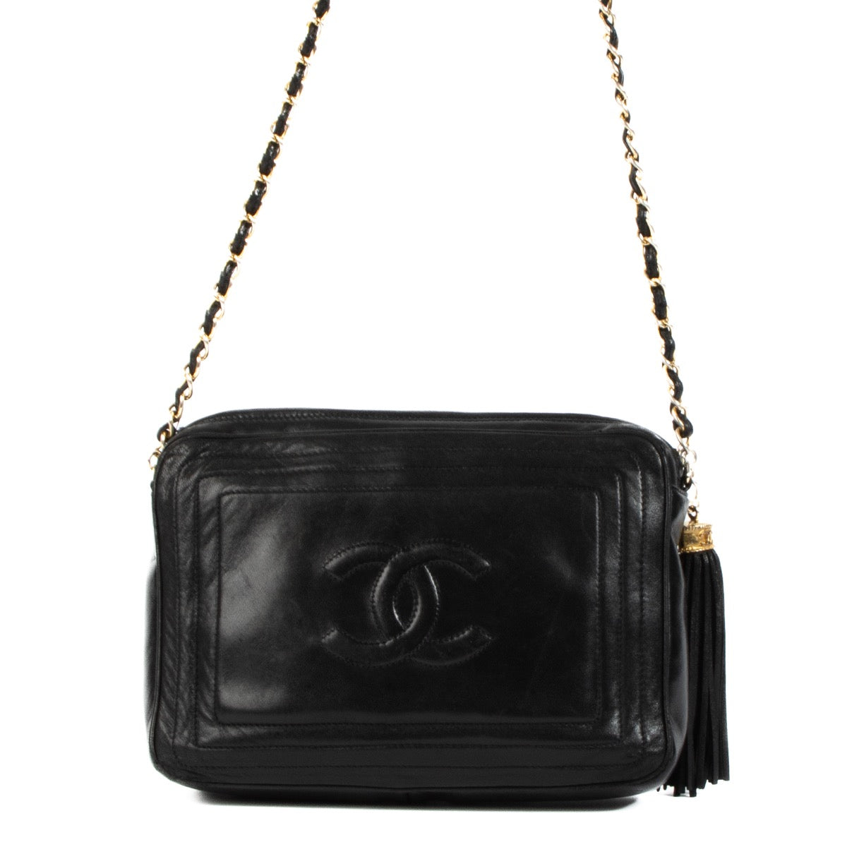 Shop safe online at Labellov in Antwerp, Brussels and Knokke this 100% authentic second hand Chanel Black Lambskin Vintage Camera Bag