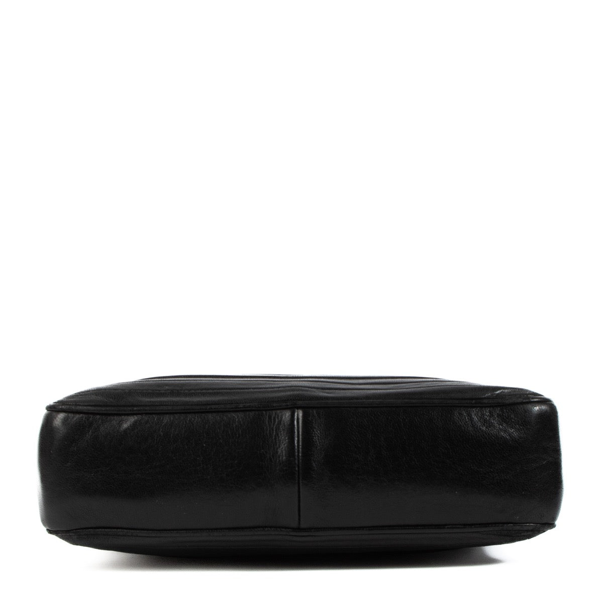 Shop safe online at Labellov in Antwerp, Brussels and Knokke this 100% authentic second hand Chanel Black Lambskin Vintage Camera Bag