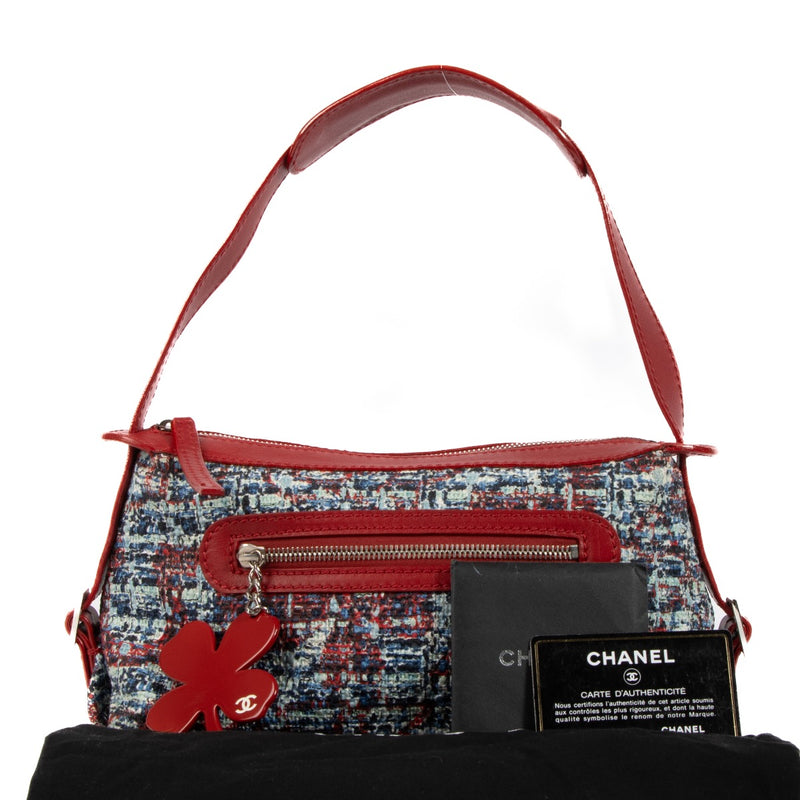 Shop safe online at Labellov in Antwerp, Brussels and Knokke this 100% authentic second hand Chanel Multicolor Tweed Clover Shoulder Bag