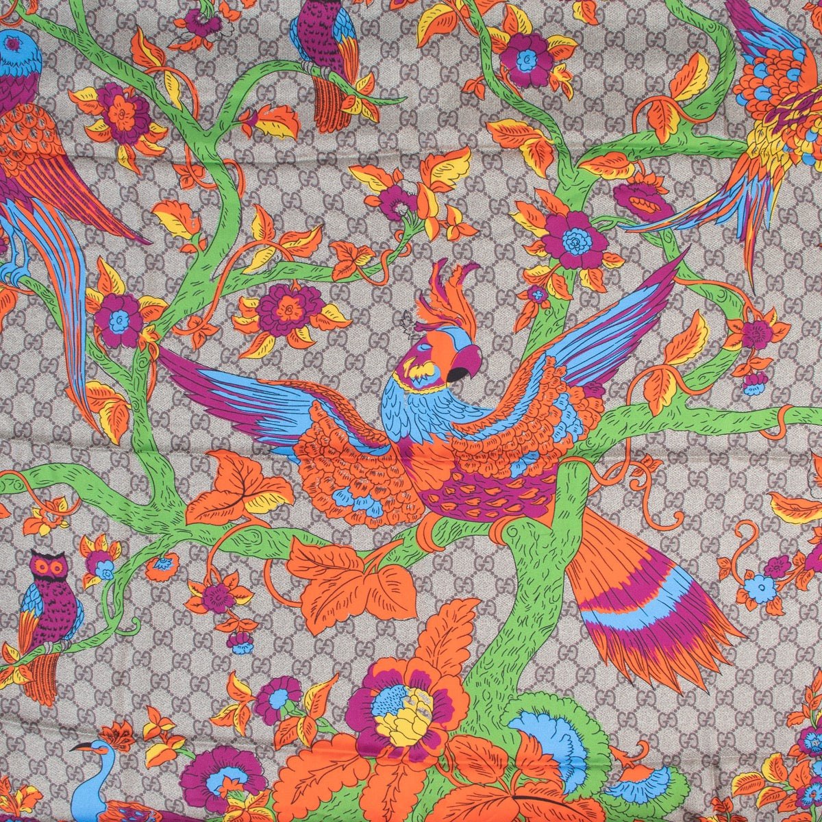 Achetez en ligne en toute sécurité l'authentique foulard en soie à fleurs Gucci Monogram.