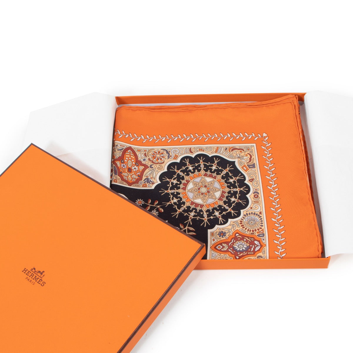 Shop safe online at Labellov in Antwerp this 100% authentic second hand Hermès Orange Aux Portes Du Palais Silk Scarf