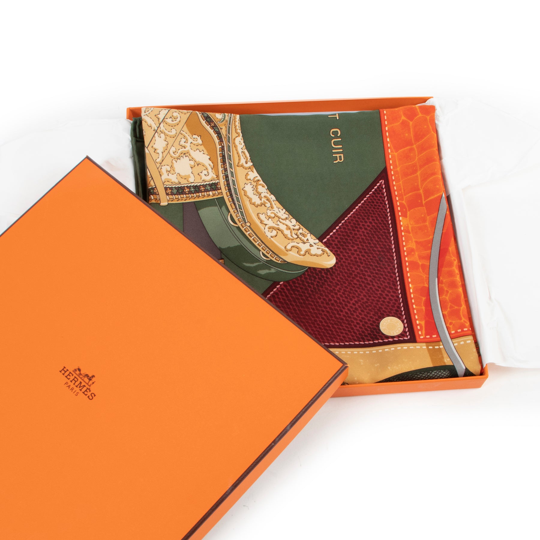 Shop safe online at Labellov in Antwerp this 100% authentic second hand Hermès Green Tout Cuir Silk Scarf