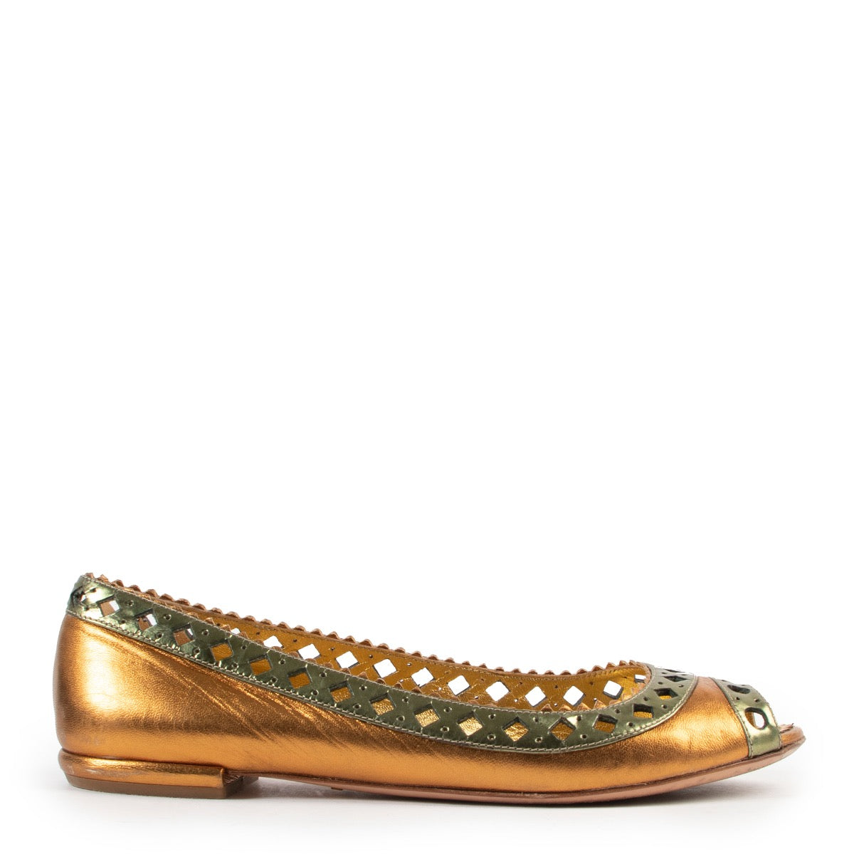 Shop safe online at Labellov in Antwerp these 100% authentic second hand Prada Gold Leather Flats - Size 38