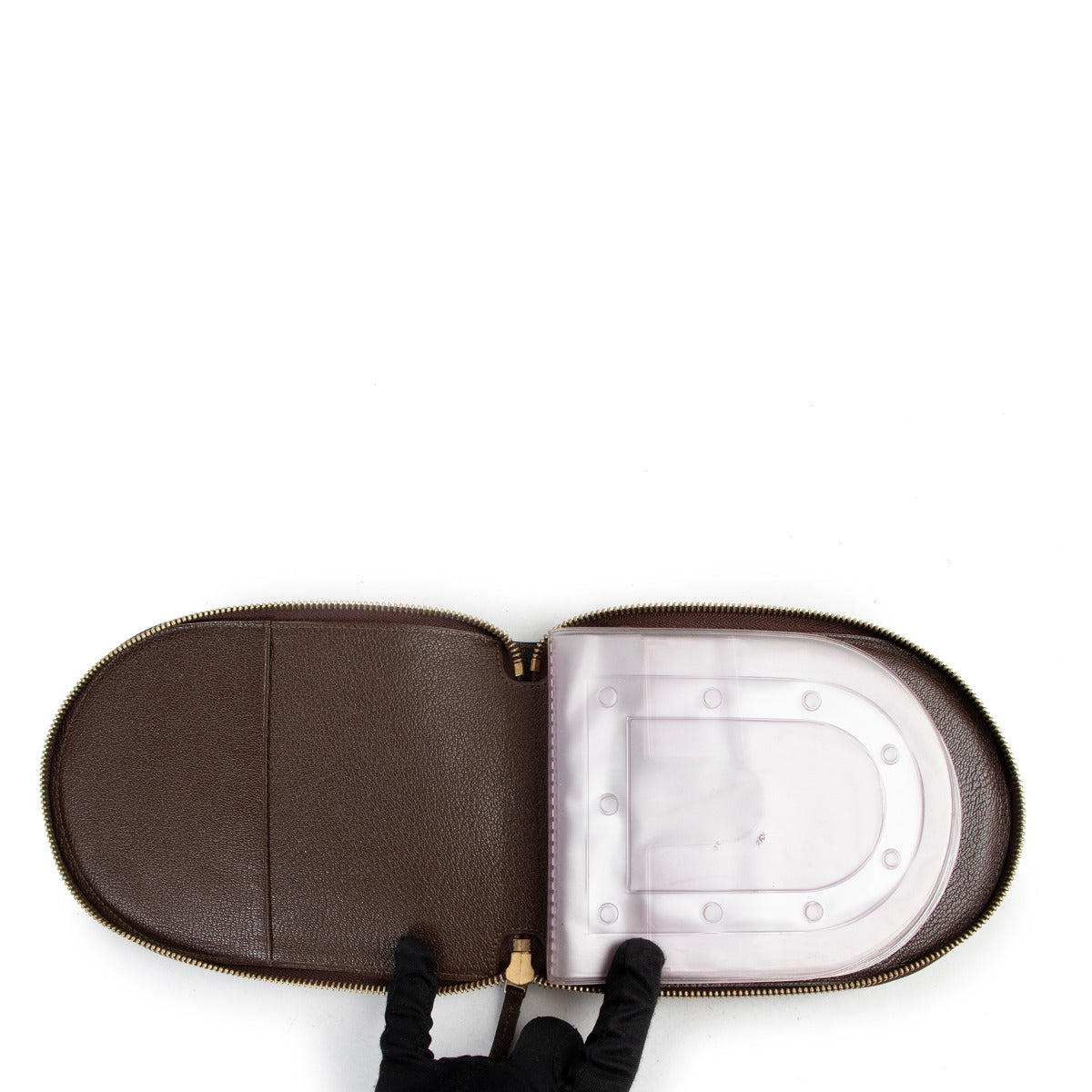 Buy this Delvaux Brown CD Holder at Labellov Antwerp for a reasonable price and in good condition. Buy and sell your designer items.