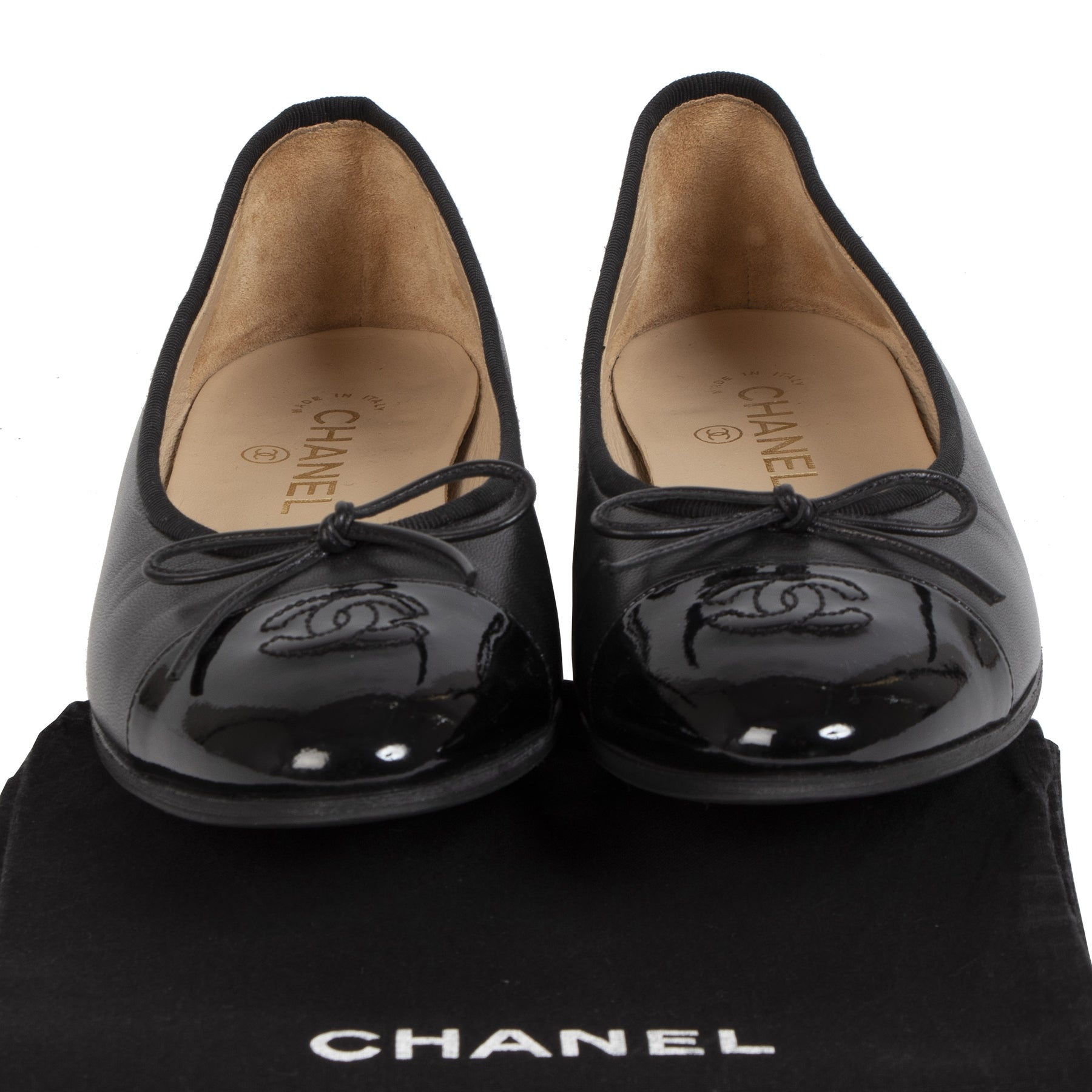 Authentic Chanel Black Flats - Size: 35,5 secondhand at the right price online safe and secure LabelLOV webshop luxury brand store LabelLOV Antwerp Belgium