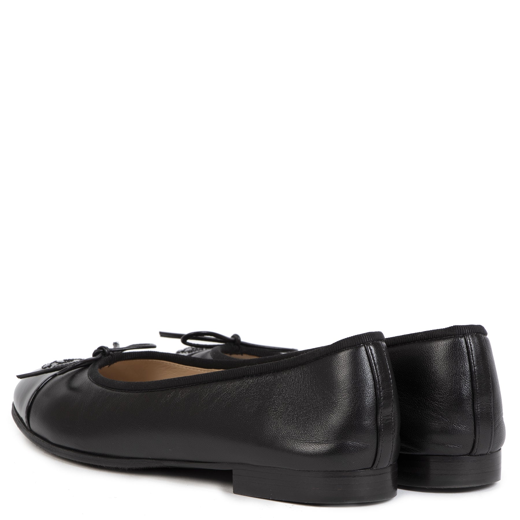 Buy authentic secondhand Chanel Black Flats - Size: 35,5 at the right price safe and secure online webshop LabelLOV luxury brand shop LabelLOV Antwerp Belgium