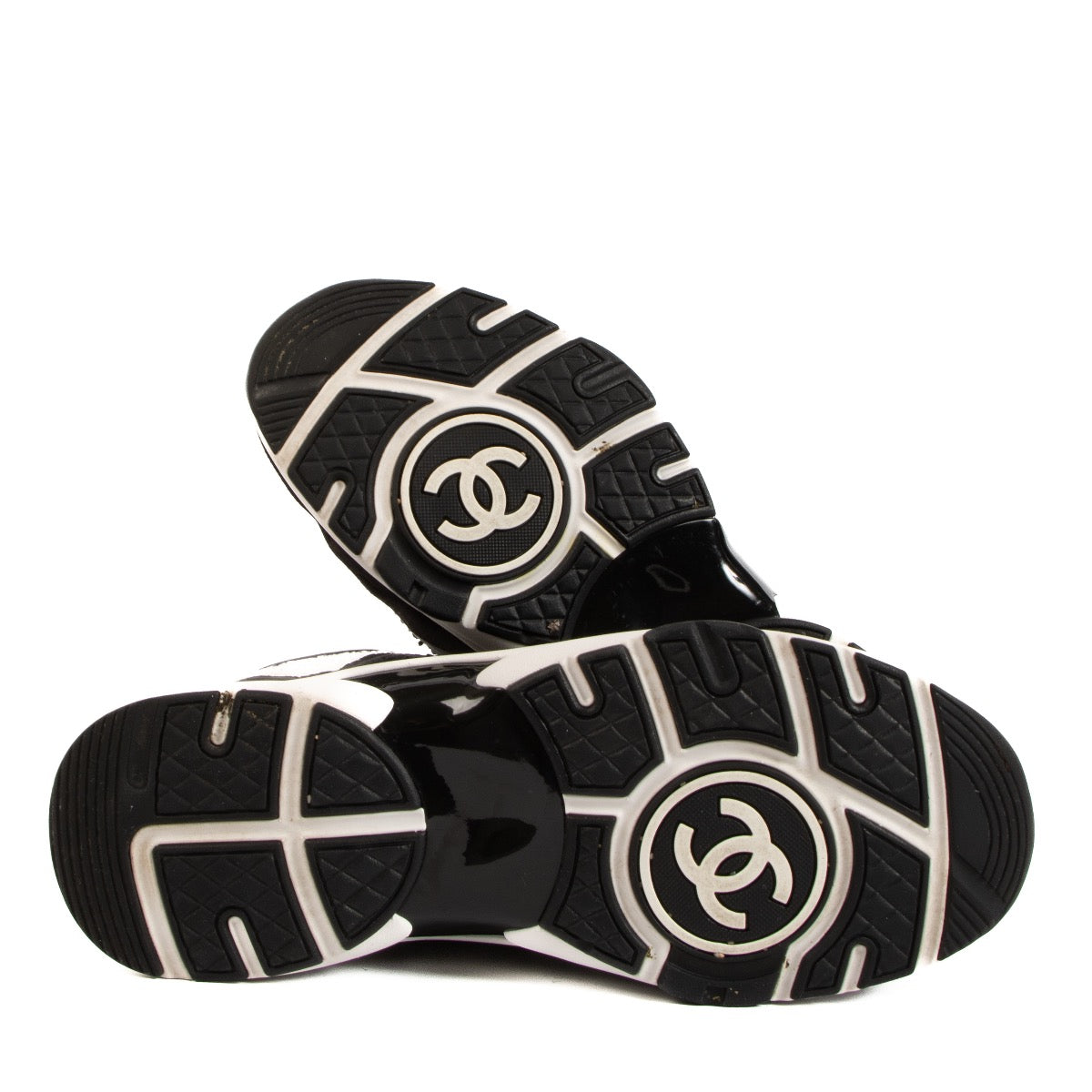 Shop safe online at Labellov in Antwerp, Brussels and Knokke these 100% authentic second hand Chanel Black and White Tweed CC Sneakers - size 38,5