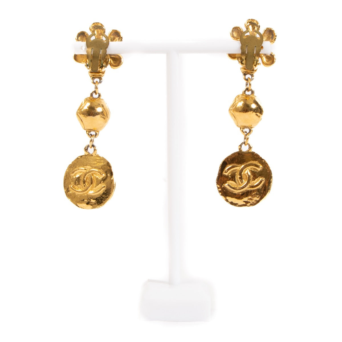 Shop safe online at Labellov in Antwerp, Brussels and Knokke these 100% authentic second hand Chanel Gold Long Coin Dangling Clip Earrings