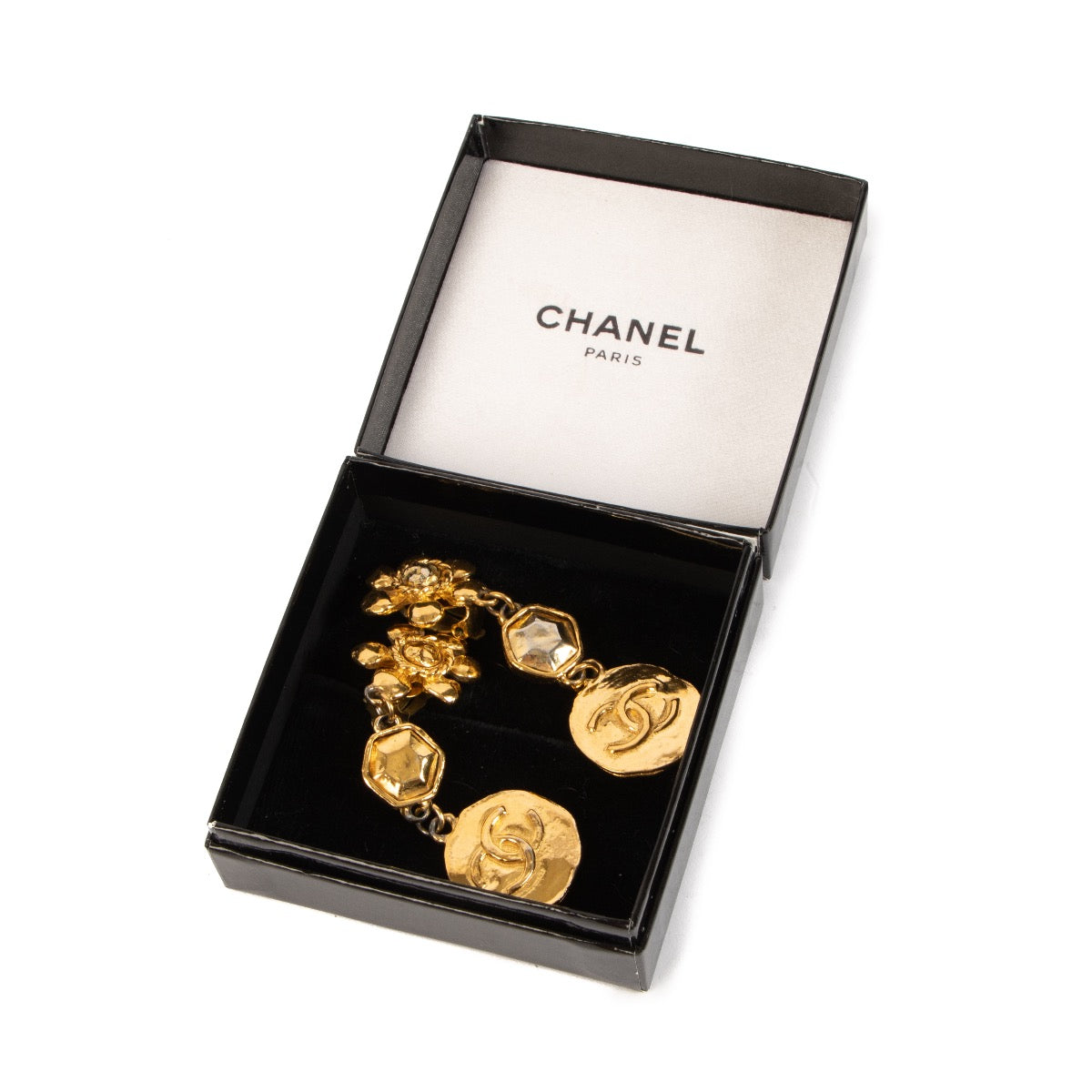 Shop safe online at Labellov in Antwerp, Brussels and Knokke these 100% authentic second hand Chanel Gold Long Coin Dangling Clip Earrings
