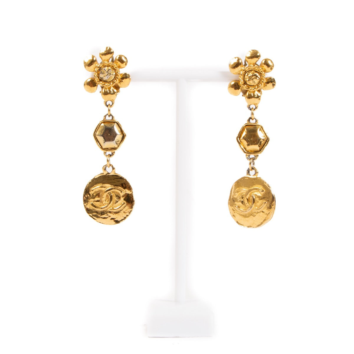 Shop safe online at Labellov in Antwerp, Brussels and Knokke these 100% authentic second hand Chanel Gold Long Coin Dangling Clip Earrings