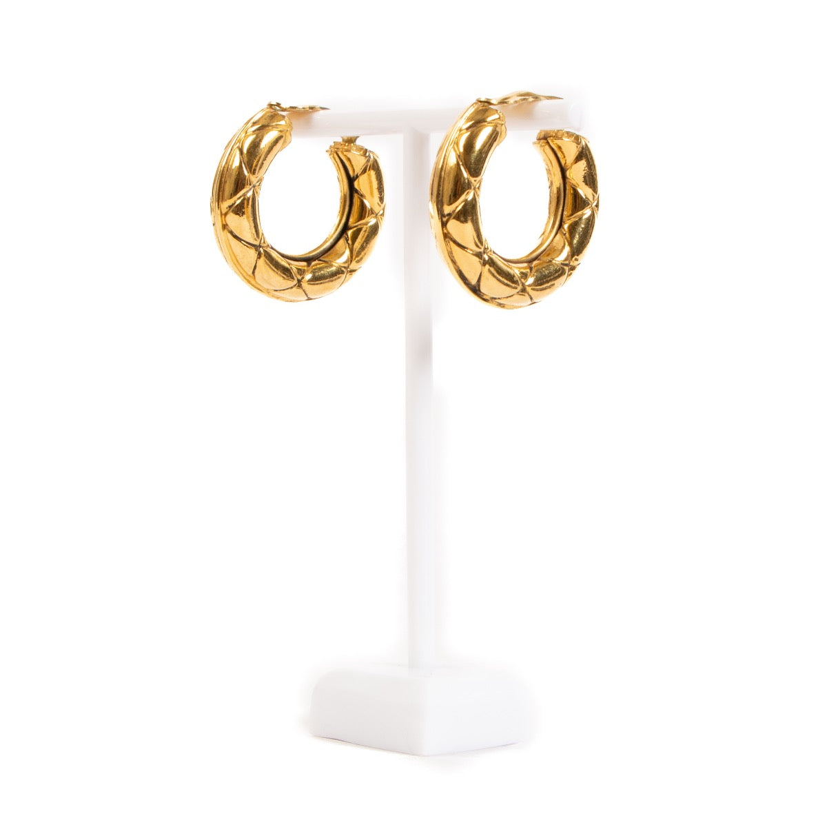 Shop safe online at Labellov in Antwerp, Brussels and Knokke these 100% authentic second hand Chanel Vintage Gold Quilted Hoop Clip Earrings