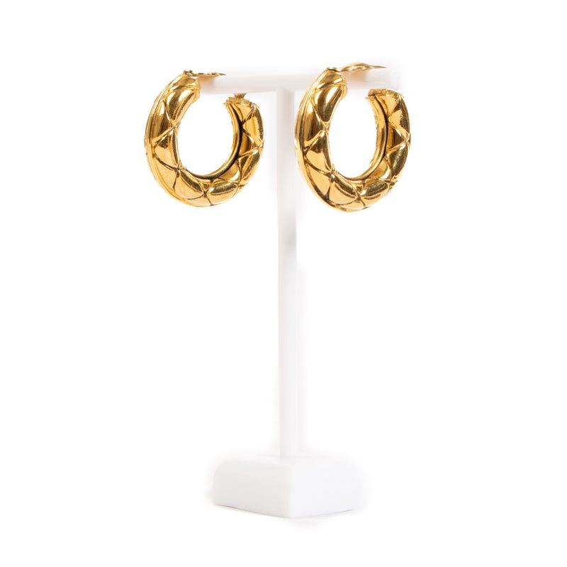 Shop safe online at Labellov in Antwerp, Brussels and Knokke these 100% authentic second hand Chanel Vintage Gold Quilted Hoop Clip Earrings