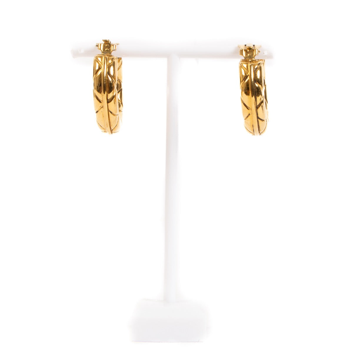 Shop safe online at Labellov in Antwerp, Brussels and Knokke these 100% authentic second hand Chanel Vintage Gold Quilted Hoop Clip Earrings