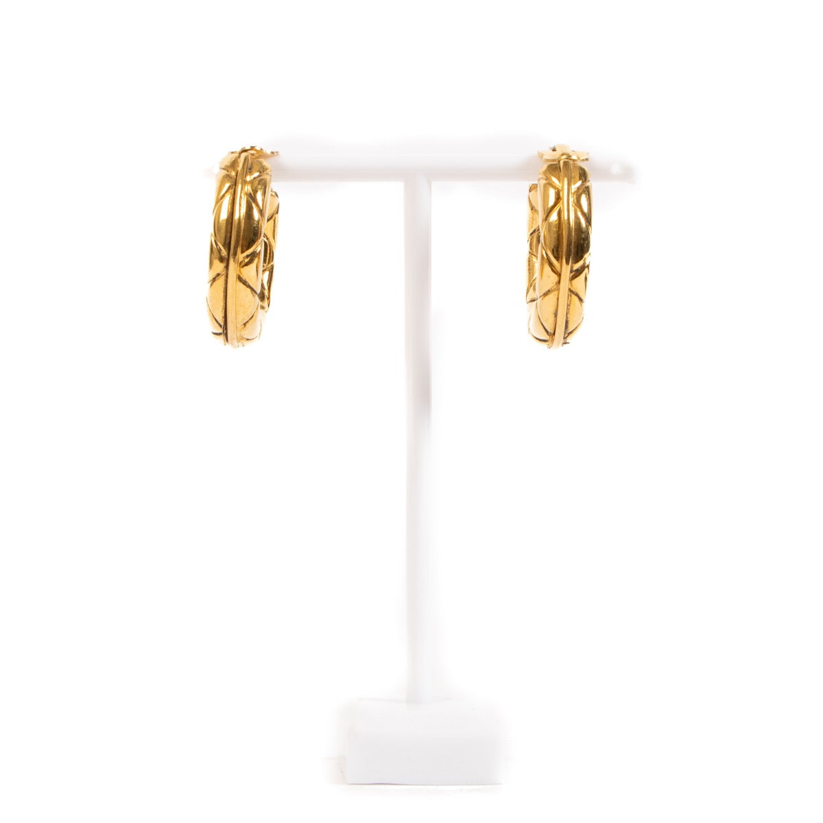Shop safe online at Labellov in Antwerp, Brussels and Knokke these 100% authentic second hand Chanel Vintage Gold Quilted Hoop Clip Earrings