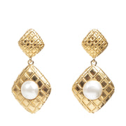 Authentieke Tweedehands Chanel Gold Square Pearl Clip On Earrings juiste prijs veilig online shoppen luxe merken webshop winkelen Antwerpen België mode vintage fashion