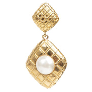 Authentieke Tweedehands Chanel Gold Square Pearl Clip On Earrings juiste prijs veilig online shoppen luxe merken webshop winkelen Antwerpen België mode vintage fashion