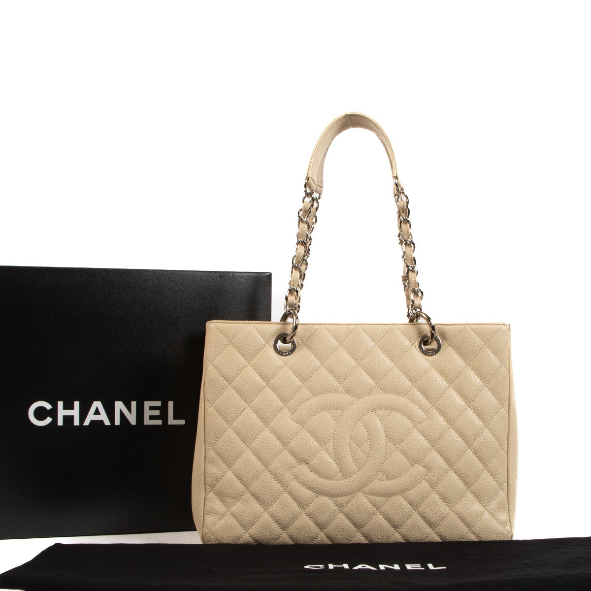 Shop safe online at Labellov in Antwerp, Brussels and Knokke this 100% authentic second hand chanel beige caviar leather GST Shoulder bag
