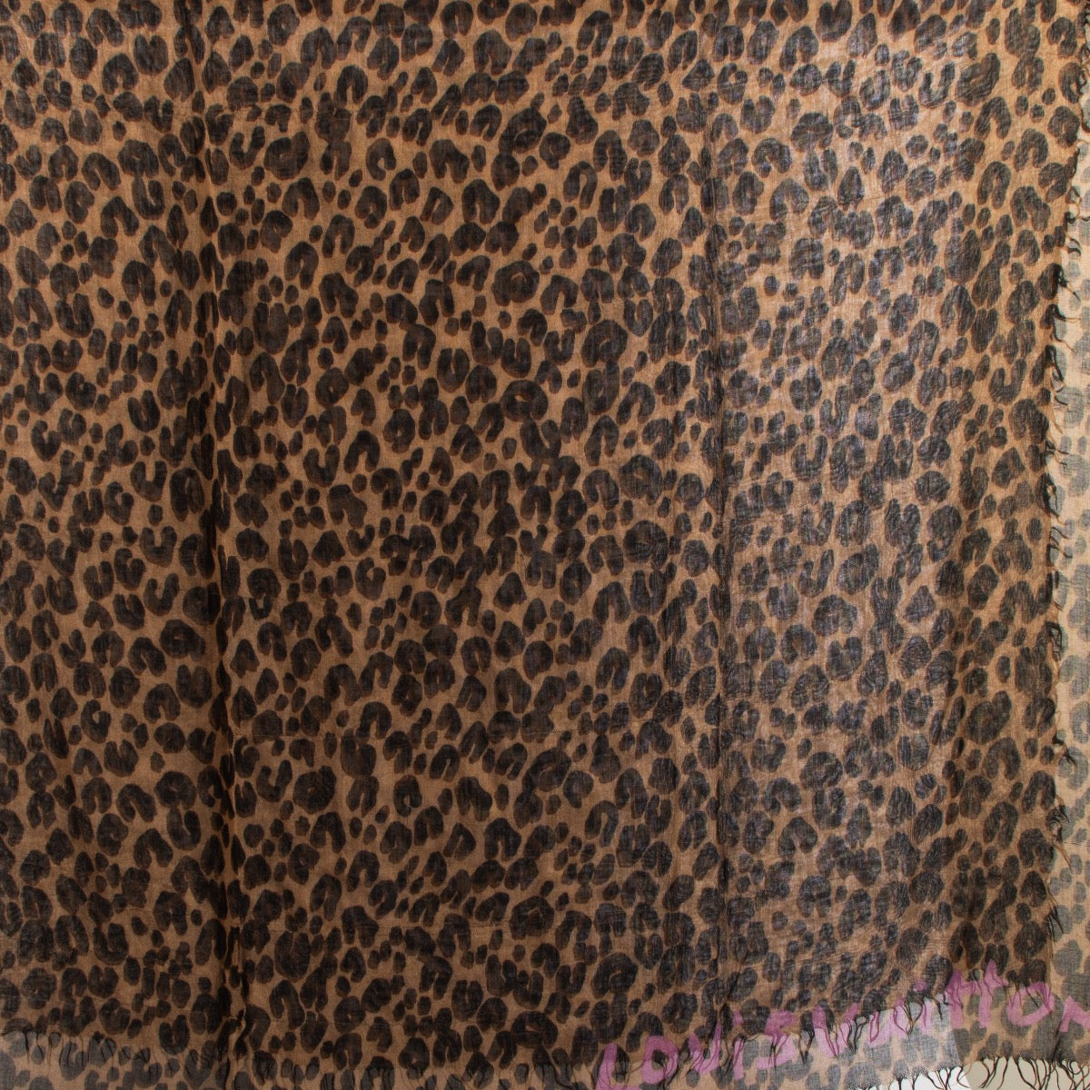 Shop safe online at Labellov in Antwerp, Brussel and Knokke this 100% authentic second hand Louis Vuitton Leopard Print Stephen Sprouse Scarf
