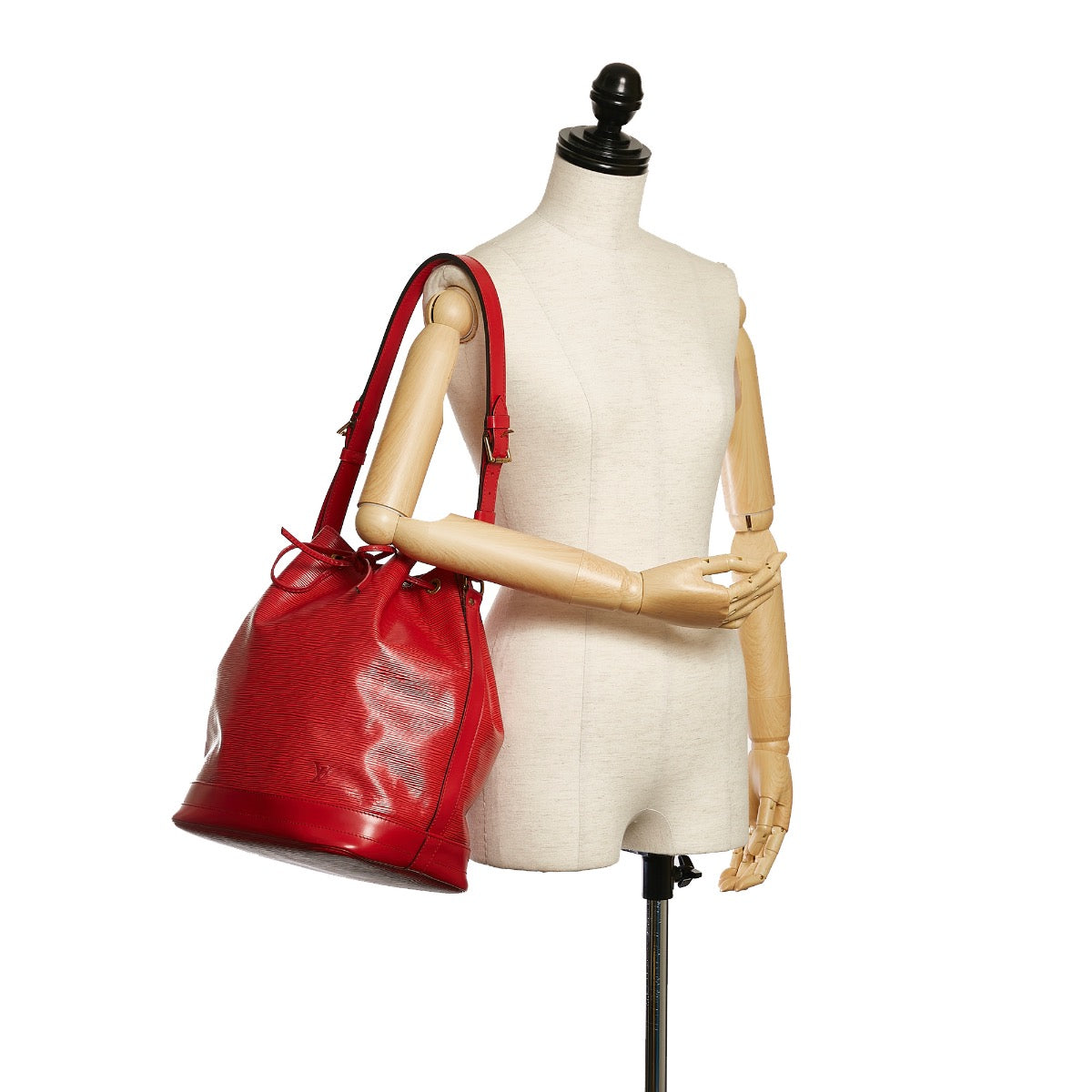 Shop safe online at Labellov in Antwerp, Brussels and Knokke this 100% authentic second hand Louis Vuitton Red Epi Leather Noe Shoulder Bag