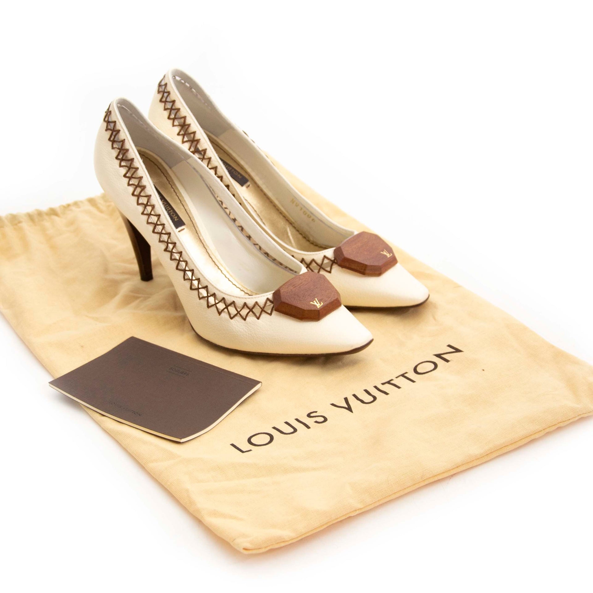 Op zoek naar Louis Vuitton pumps? Nu te koop bij labellov.com tegen de beste prijs.