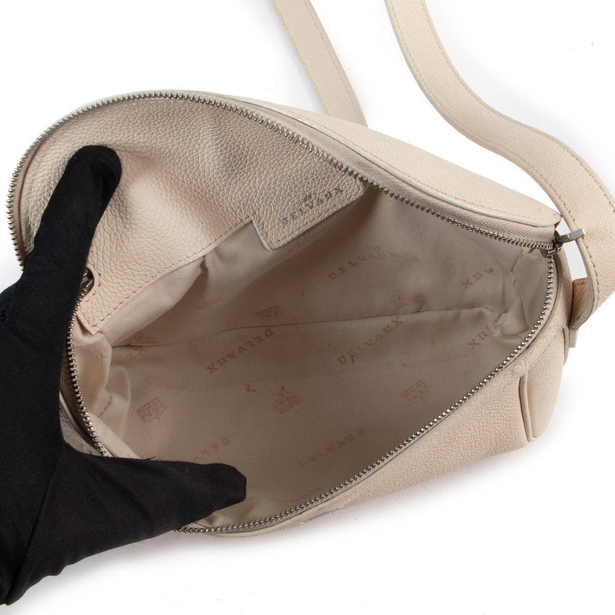 Shop safe online authentic second hand Delvaux White Leather Crossbody Bag. Buy online Delvaux White Leather Crossbody Bag in a safe way. Shop Delvaux White Leather Crossbody Bag online safely.