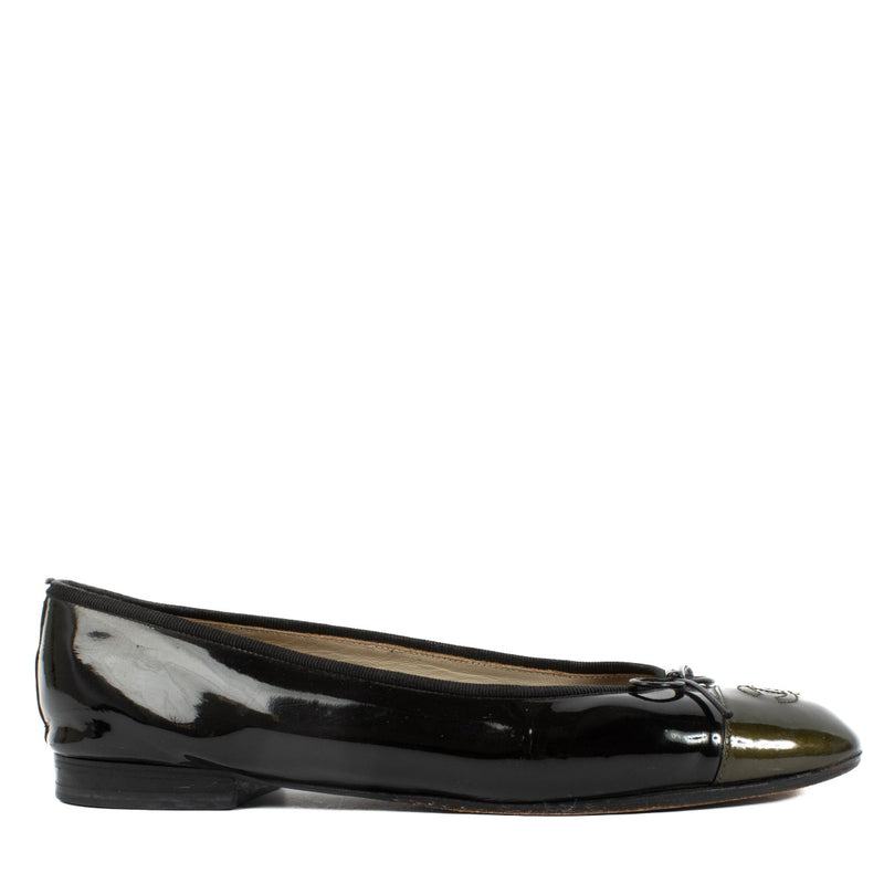 Chanel Patent Leather Ballerina Flats with green cap toe size 40, order now on Labellov.com.