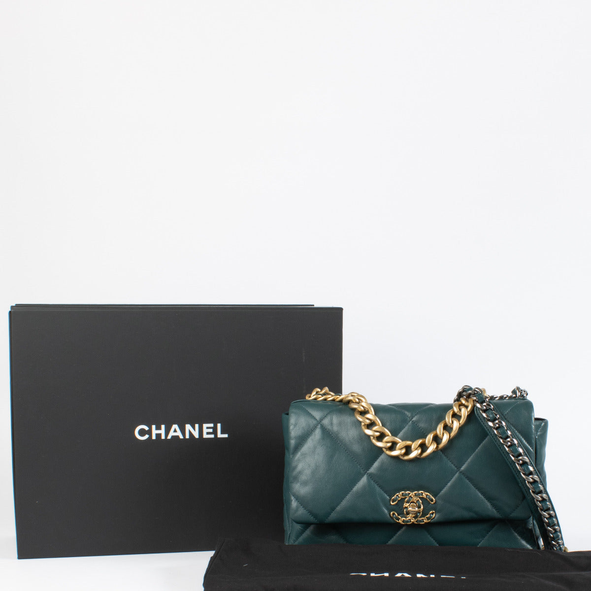 A modern icon reimagined in an opulent forest green hue, this Large Chanel 19 Flap Bag epitomizes contemporary elegance with timeless Chanel heritage. Introduced by Karl Lagerfeld and Virginie Viard, the Chanel 19 is celebrated for its effortlessly chic s