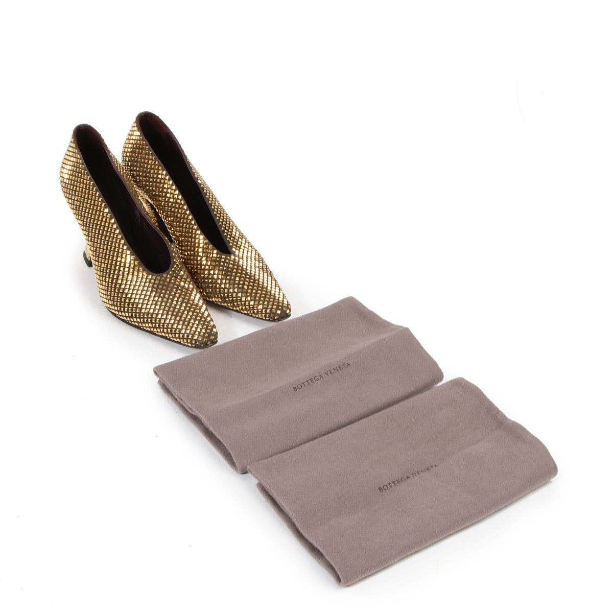 Shop safe online at Labellov in Antwerp these 100% authentic second hand Bottega Veneta Gold Studded Pumps - size 37