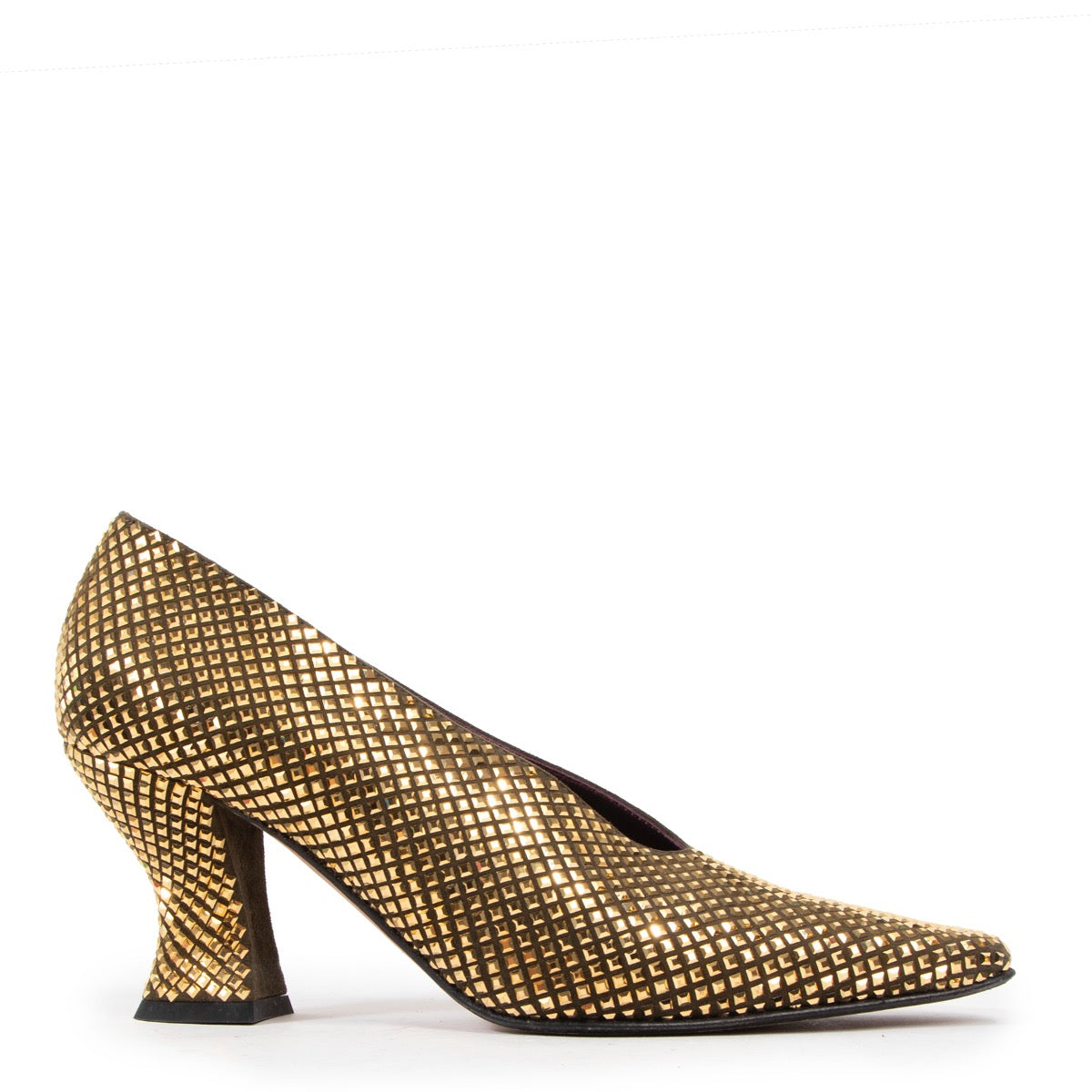 Shop safe online at Labellov in Antwerp these 100% authentic second hand Bottega Veneta Gold Studded Pumps - size 37