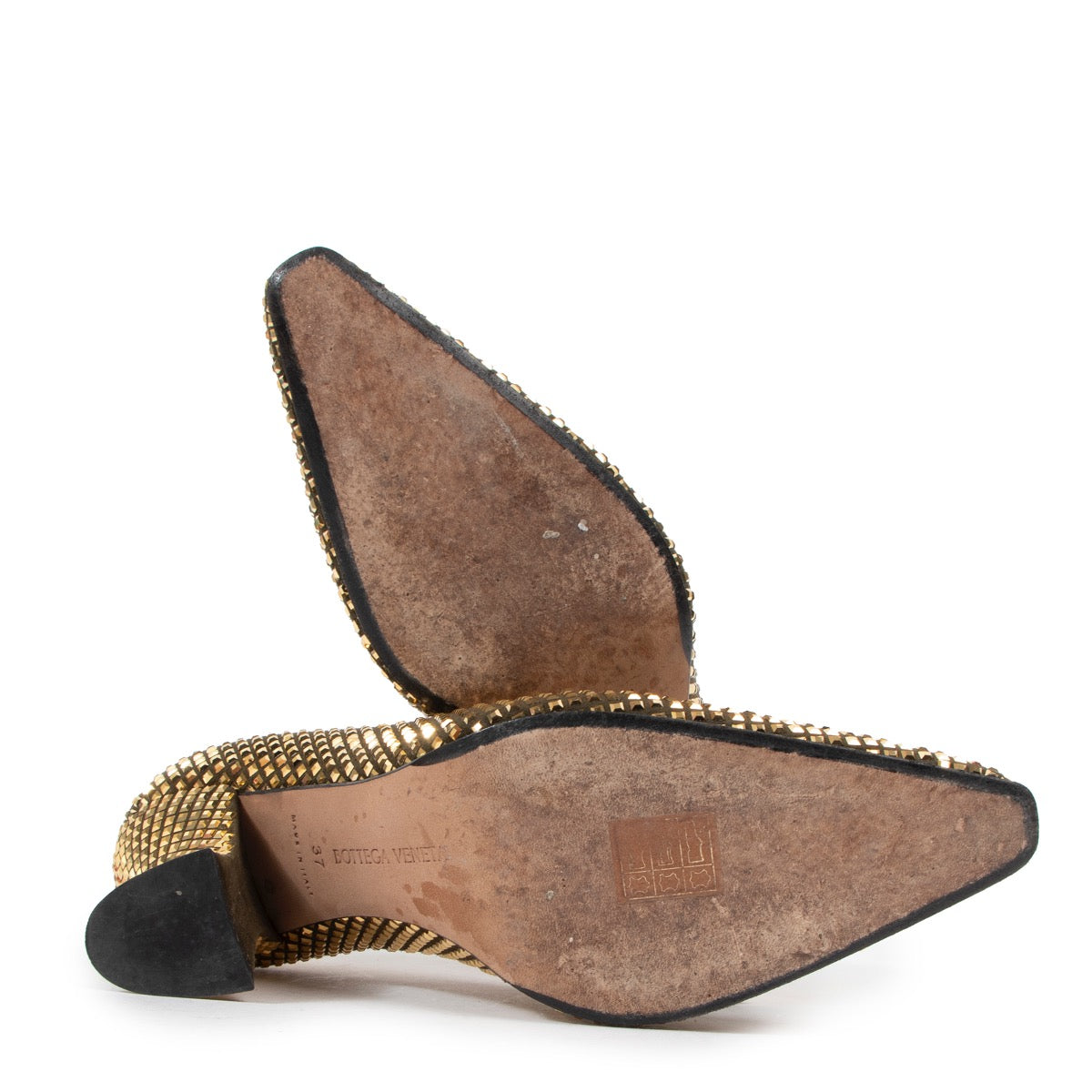 Shop safe online at Labellov in Antwerp these 100% authentic second hand Bottega Veneta Gold Studded Pumps - size 37
