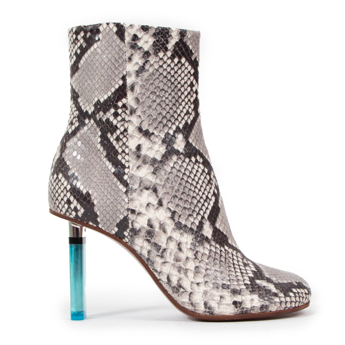 Shop safe online at Labellov in Antwerp these 100% authentic second hand Vetements Snake Lighter Boots - size 37